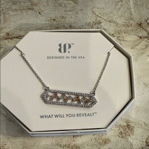 Stylish Silver Necklace with Geometric Design